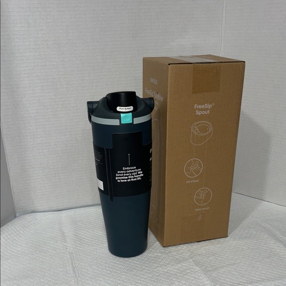 Owala Dark Blue Insulated Water Bottle with Straw 40oz (1185ml) - Picture 11 of 12